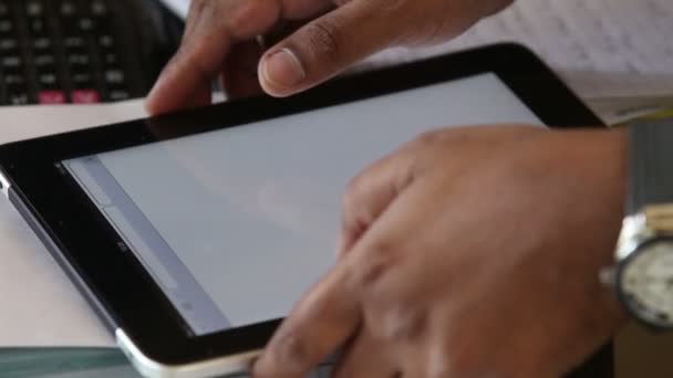 Man    holding tablet — Stock Video