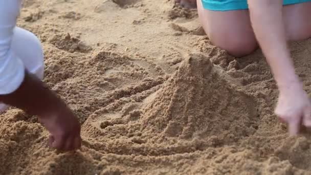 Chica construir castillo en la playa — Vídeos de Stock