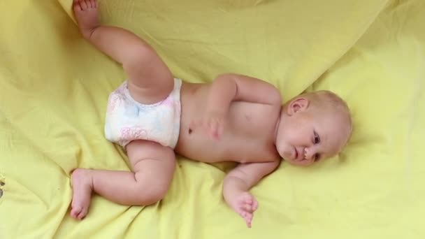 Kleine babymeisje leggen op bed — Stockvideo