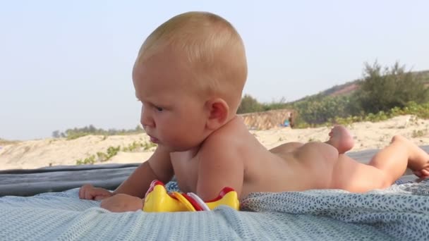 Baby lek med leksak på stranden — Stockvideo