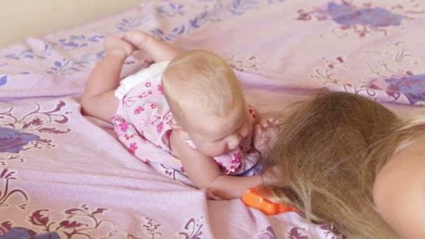 Niño en vestido yacía en la cama — Vídeos de Stock