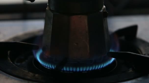 Fogo a gás com cafeteira — Vídeo de Stock