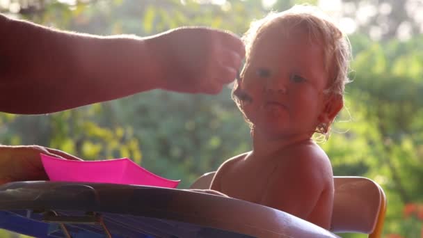 Bebé pequeño comiendo — Vídeos de Stock