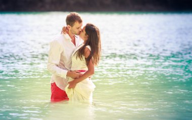 yakışıklı damat ve esmer gelin