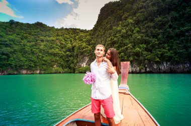 Gelin ve damat teknede