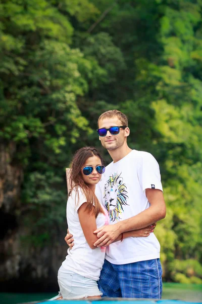 Mariée et marié sur le bateau — Photo