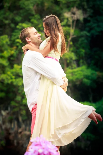 Gelin ve damat teknede — Stok fotoğraf