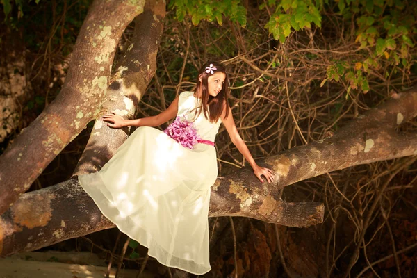 Noiva em vestido de casamento longo — Fotografia de Stock