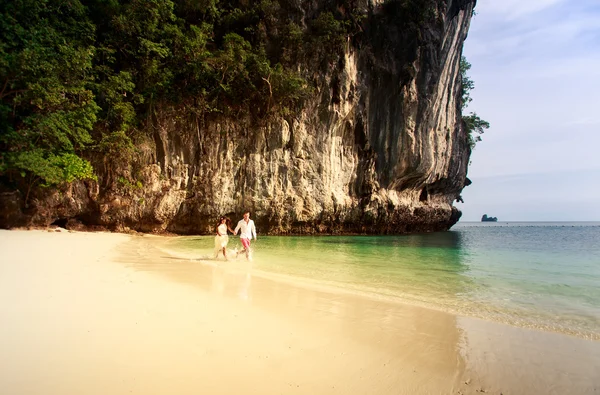 Groom and  bride on beach — Stock Photo, Image