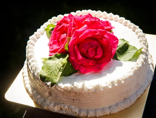 白いクリーミーなおいしいケーキのクローズ アップ — ストック写真
