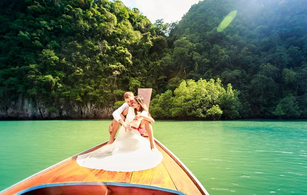 Bride and groom on boat — Stock Photo, Image