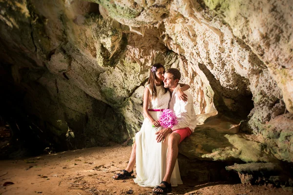 Жених и невеста в пещере — стоковое фото
