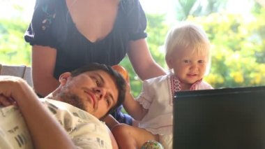 Çizgi film izlerken aile