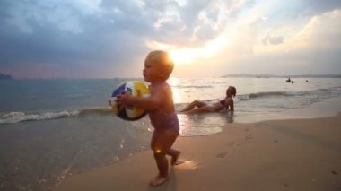 Çocuk ile anne sahilde