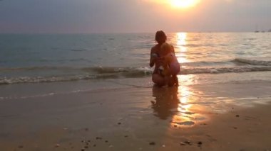 Çocuk ile anne sahilde