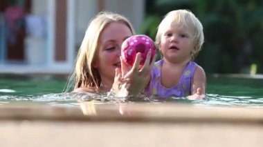 Anne kızı çağırır