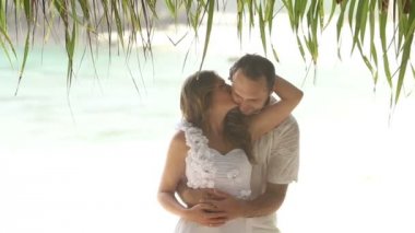 Sarışın gelin damat kisses