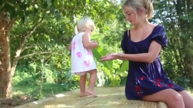 Anne ile küçük kız oyun