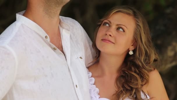 Невеста обнимает жениха — стоковое видео