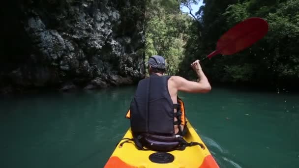 Hombre remo kayak — Vídeo de stock