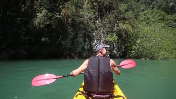 Man rowing kayak — Stock Video