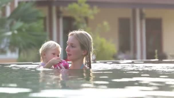 Piccolo bambino nuotare con la madre — Video Stock