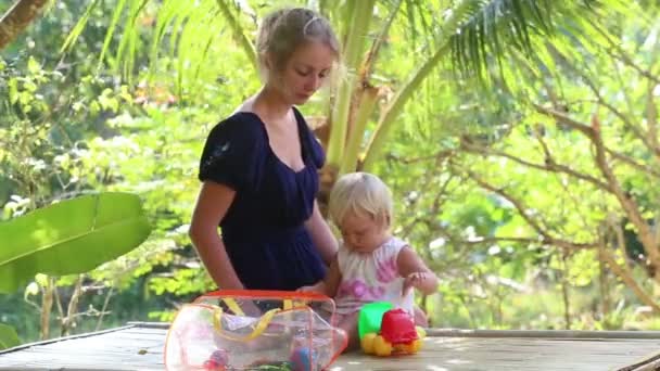 Kleines Mädchen spielt mit Mutter — Stockvideo