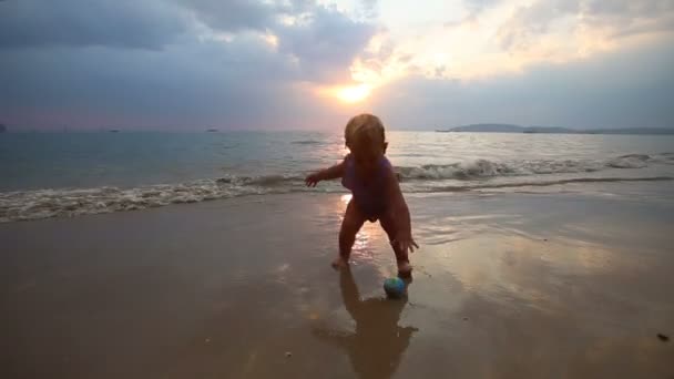 海滩上的孩子游戏 — 图库视频影像
