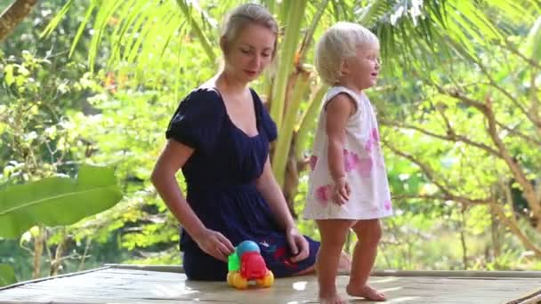 Kleines Mädchen spielt mit Mutter — Stockvideo