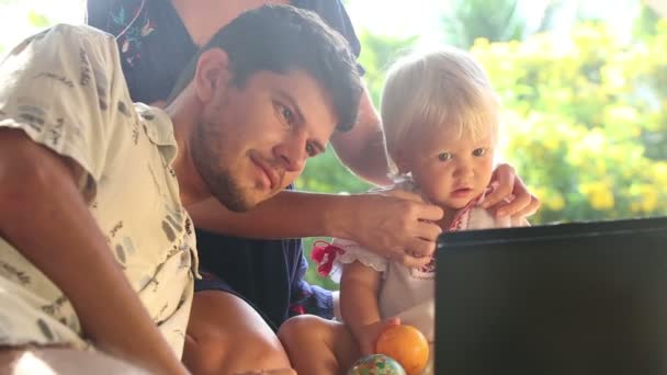 Familjen tittar på tecknad — Stockvideo