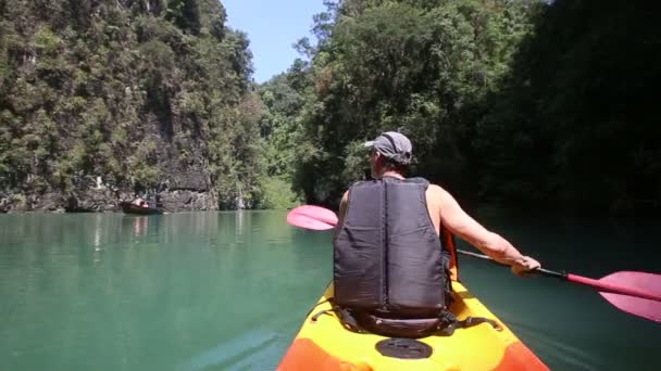 Uomo canottaggio kayak — Video Stock