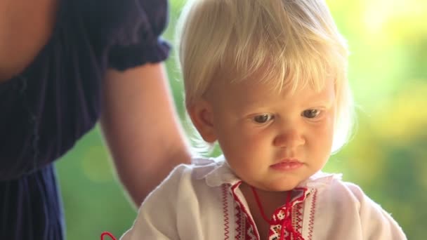 Bambino guardando cartone animato — Video Stock