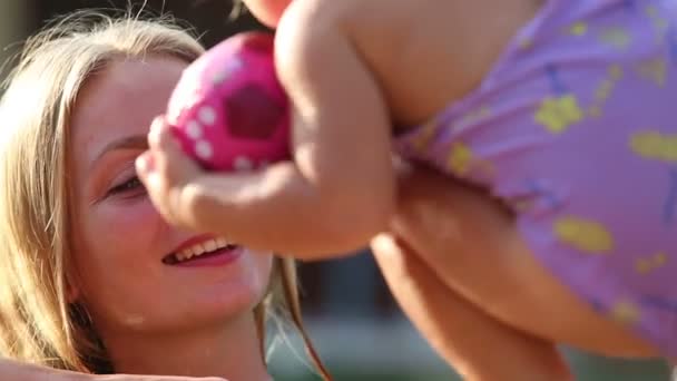 Madre sonriendo a su hija — Vídeos de Stock