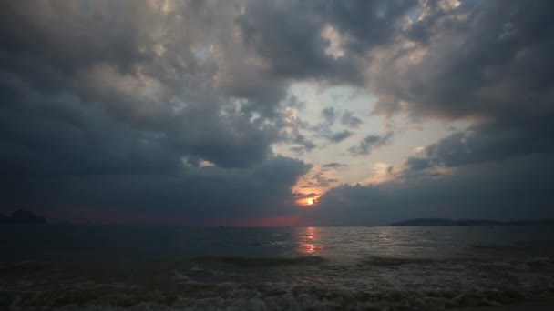 Zonsondergang boven zee — Stockvideo