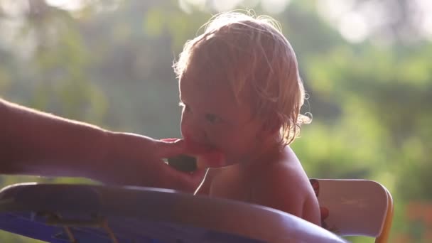 Baby Mädchen essen Wassermelone — Stockvideo
