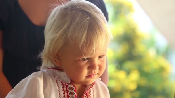 Bebé niña viendo dibujos animados — Vídeos de Stock