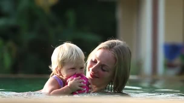 Piccolo bambino nuotare con la madre — Video Stock