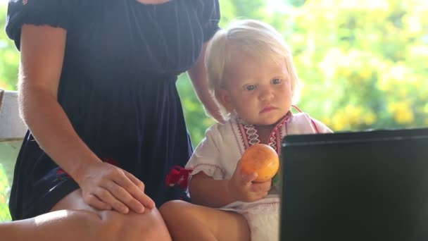 Menina bebê assistindo desenhos animados — Vídeo de Stock