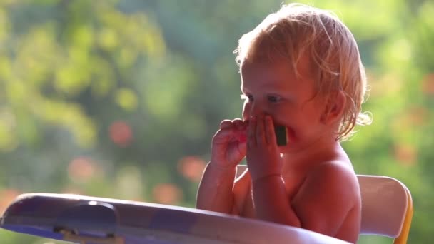 Baby flicka äter vattenmelon — Stockvideo