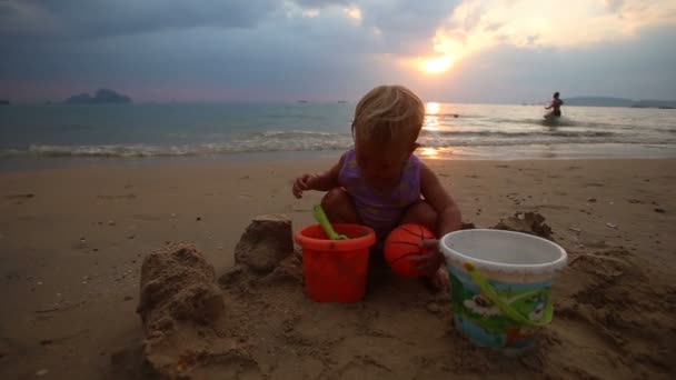 Bambino giocare sulla spiaggia — Video Stock
