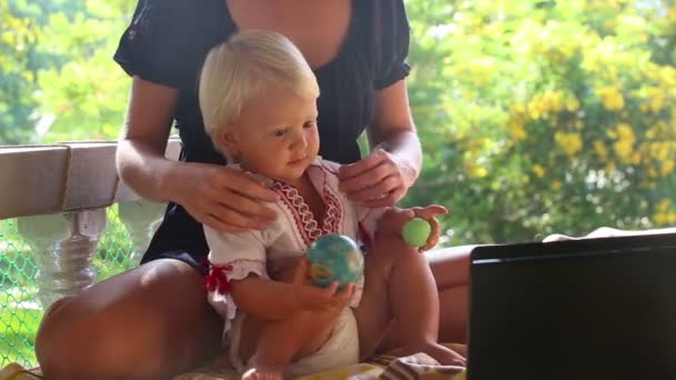 Bambino ragazza guardando cartone animato — Video Stock