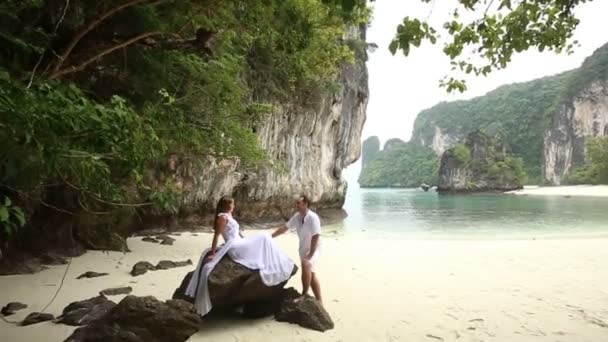 Bruid en bruidegom op strand — Stockvideo