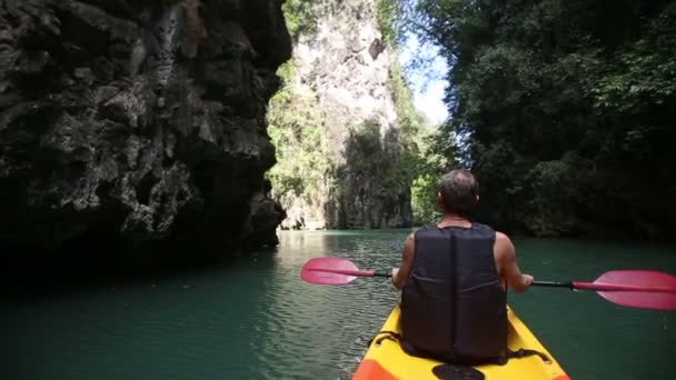 Man rowing kayak — Stock Video