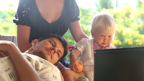 Семья смотрит мультфильм на ноутбуке — стоковое видео