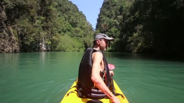 Uomo canottaggio kayak — Video Stock