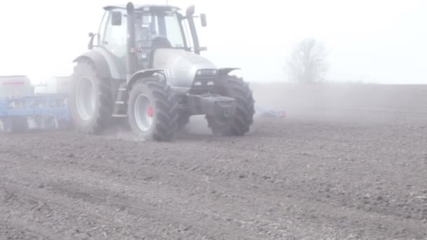 Traktor med planter — Stockvideo