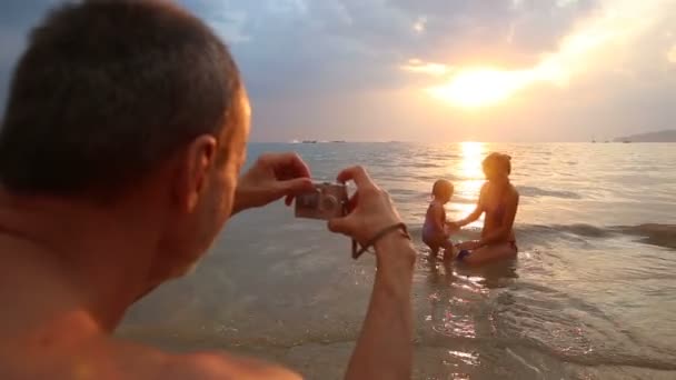 Hombre tomando fotos de la familia — Vídeo de stock