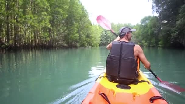 Uomo canottaggio kayak — Video Stock