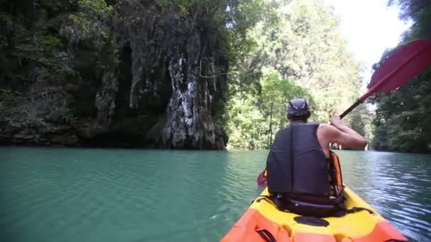 Man rowing kayak — Stock Video