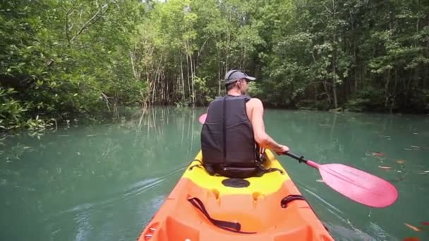 Hombre remo kayak — Vídeo de stock